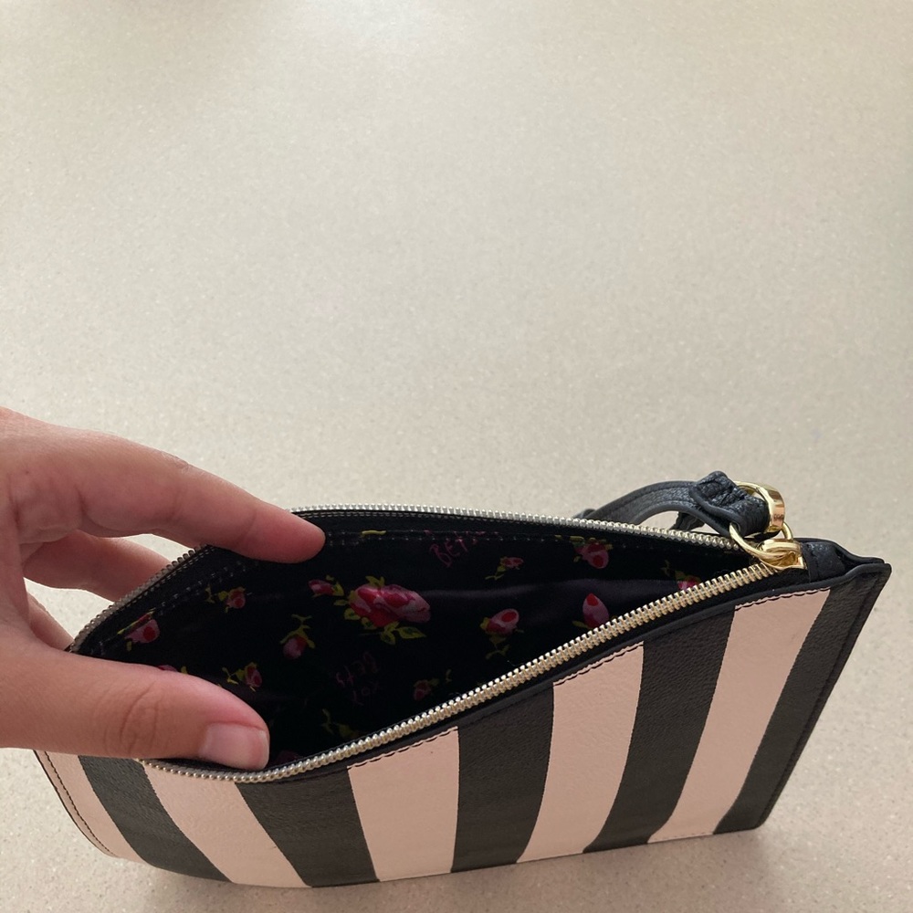 Betsey Johnson wristlet/bag - Picture 5 of 5